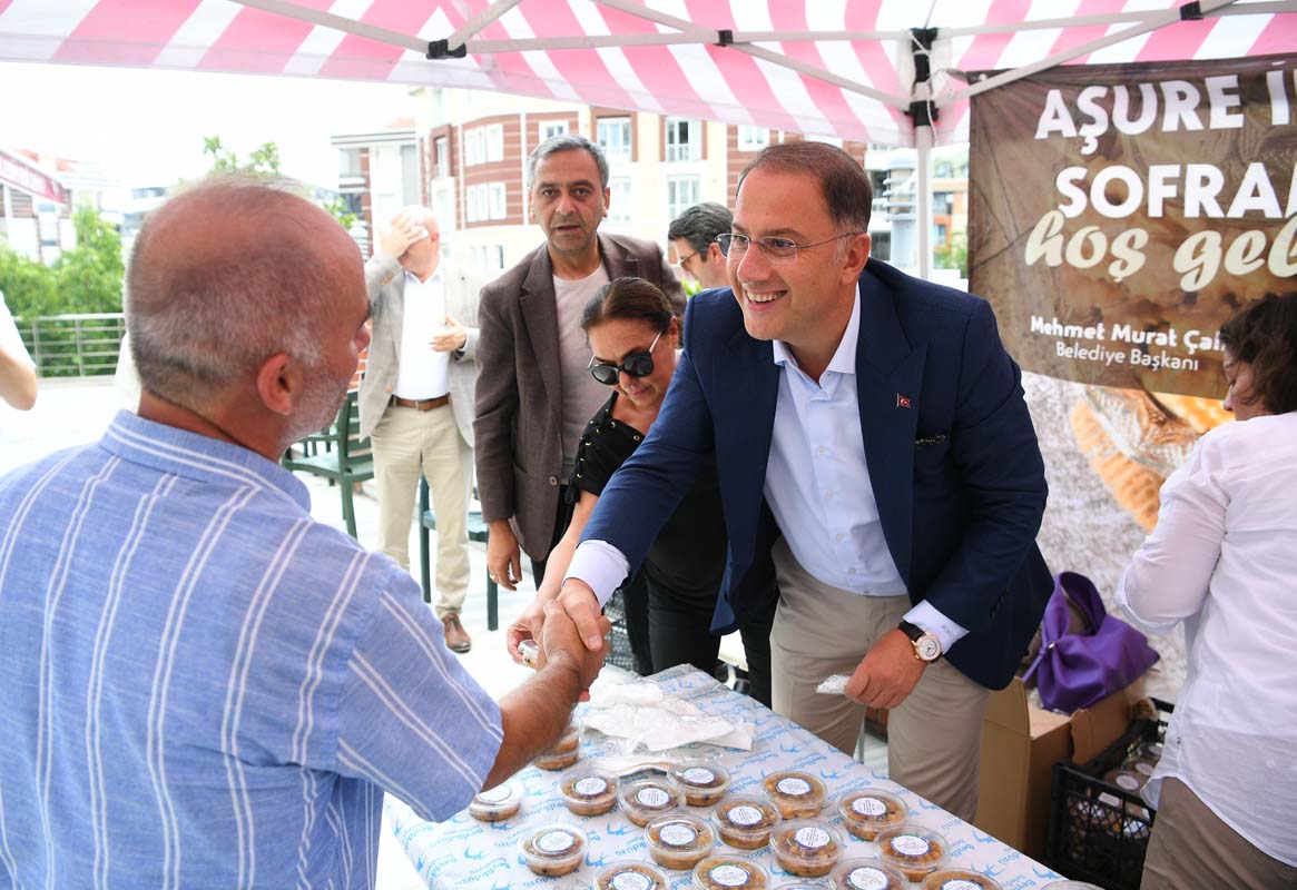 BEYLİKDÜZÜ BELEDİYESİ 6 AYRI NOKTADA AŞURE DAĞITTI