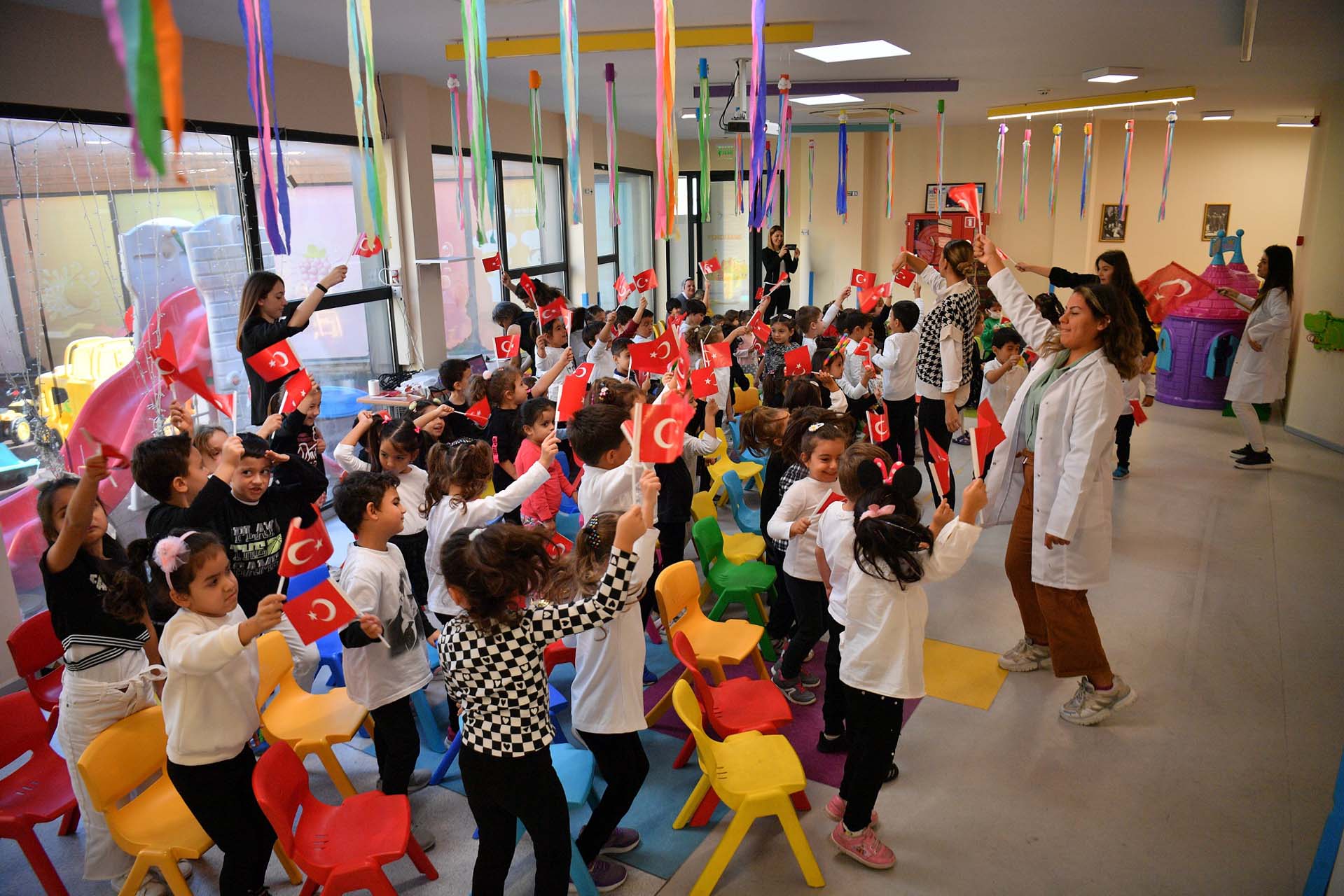 BEYLİKDÜZÜ’NDEKİ MİNİKLER İSTANBUL’UN KURTULUŞUNU KUTLADI