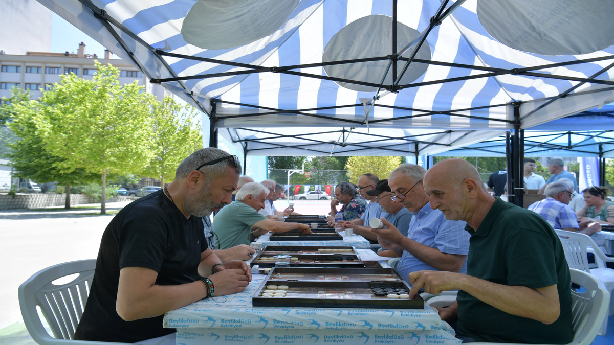 Emekliler tavla turnuvası nefes kesti