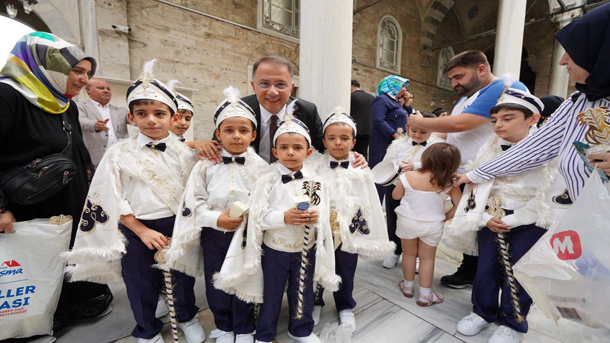 SÜNNET OLAN ÇOCUKLAR EYÜP SULTAN VE MİNİATÜRK’Ü GEZDİ